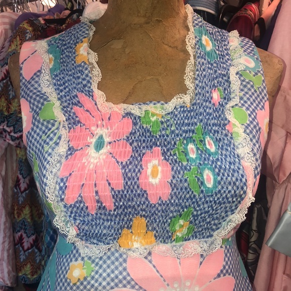 Vintage Rag Dolls-70’s- bright floral print , sleeveless dress- smocked bodice - Picture 3 of 9